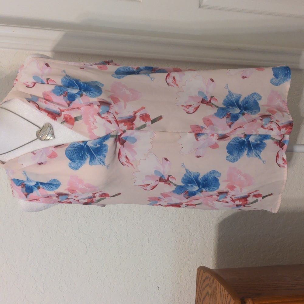Vince Camuto Women's Sleeveless Floral Pastel Blouse. Size S